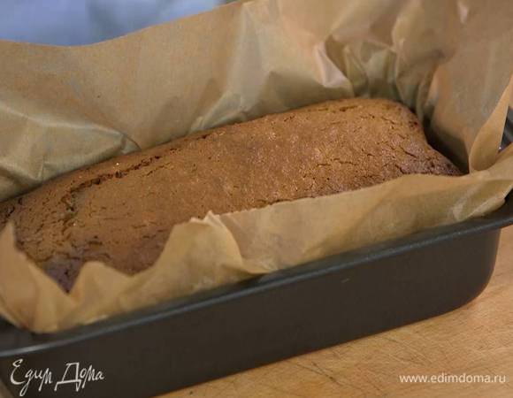 Выпекать кекс в разогретой духовке 35‒40 минут.