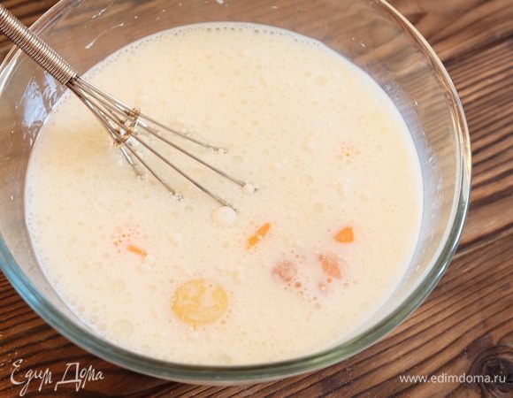 В другой чаше смешаем жидкие ингредиенты: молоко, яйца, мед и оливковое масло. Перемешать венчиком.