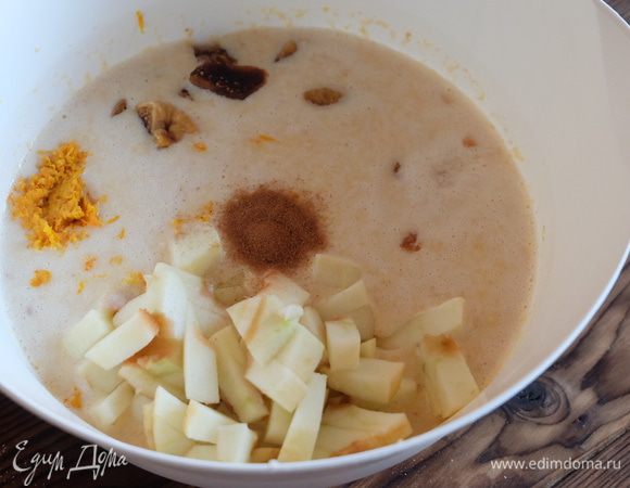 Яблоки почистить, инжир помыть и нарезать на кусочки, изюм вымыть и высушить. Добавить сухофрукты, яблоки, цедру апельсина и лимона и корицу в тесто.