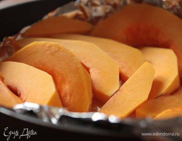 Тыкву заранее очистите от кожуры, нарежьте небольшими дольками и запеките (с медом или без) в духовке до мягкости. Я запекала без меда. Дайте тыкве остыть и смолите ее в блендере в гладкое пюре. Пюре должно быть без жидкости (иначе тесто потом поплывет).