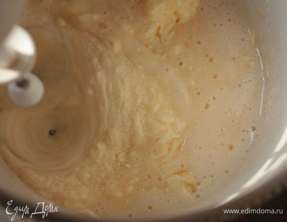 Достаньте масло за полчаса до начала приготовления, чтобы оно стало мягким.
Взбейте яйца с сахаром, пока смесь не увеличится в объеме и не побелеет. Если вы запекаете тыкву в меду, советую уменьшить количество сахара вполовину!
После добавьте мягкое сливочное масло и еще раз тщательно взбейте. Получившаяся смесь должна быть шелковой по текстуре.