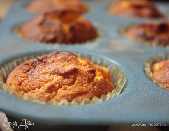 Разложите тесто по формочкам (формочки лучше заполнять на 1/2 или 2/3, так как тесто поднимается) и отправьте кексы в духовку на 15 — 20 минут при 180°С.
Пока кексы пекутся, приготовьте крем. Для этого взбейте маскарпоне со сметаной и сахаром. Готовый крем уберите в холодильник, накрыв пищевой пленкой. Я сразу перекладываю в специальный мешок для крема.
Готовые кексы остудите и только потом украсьте кремом и шоколадными каплями, чтобы получились привидения.