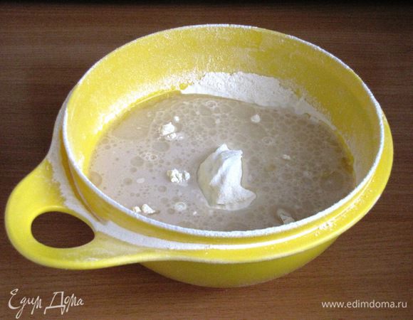 Дрожжи растворить в теплой воде. В миску просеять муку «Рязаночка», добавить соль, сахар, оливковое масло. Влить растворенные дрожжи.