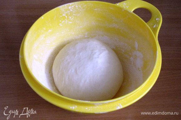 Замесить тесто. Месить, пока тесто не перестанет липнуть к рукам, пока не станет мягким и эластичным. Скатать тесто в шар, положить в присыпанную мукой миску, накрыть крышкой или полотенцем и поставить в теплое место на два часа для подъема.