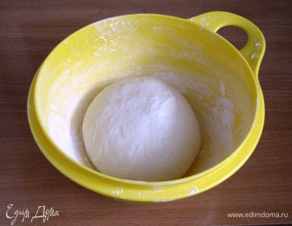 Замесить тесто. Месить, пока тесто не перестанет липнуть к рукам, пока не станет мягким и эластичным. Скатать тесто в шар, положить в присыпанную мукой миску, накрыть крышкой или полотенцем и поставить в теплое место на два часа для подъема.