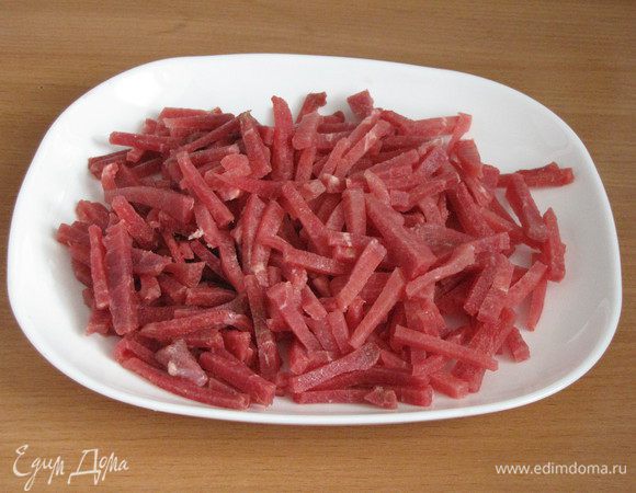Пока тесто поднимается, займемся начинкой. Мясо нарезать соломкой. Лучше это делать, когда оно слегка подморожено.