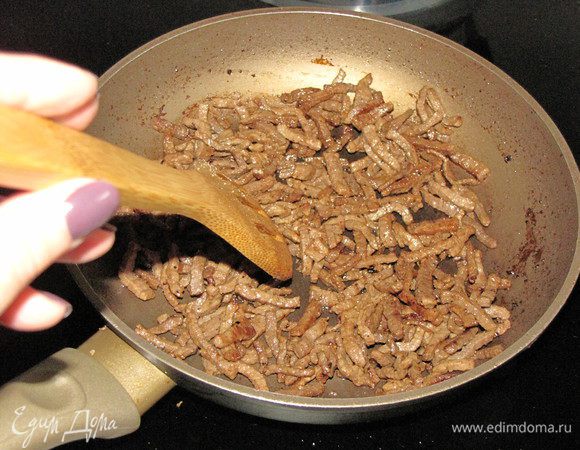 Разогреть в сковороде растительное масло и обжарить мясо, помешивая, до выпаривания жидкости. Затем добавить соевый соус и свежемолотый перец. Еще немного жарить. Попробовать на вкус, если необходимо, подсолить. Готовое мясо переложить на тарелку.