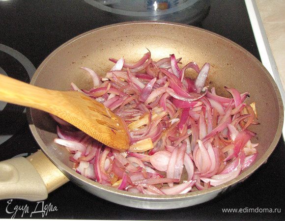 Красный лук нарезать перьями и также обжарить до полуготовности.