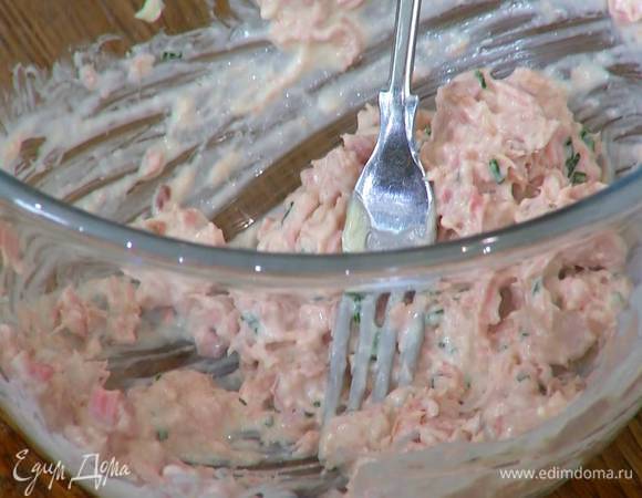 Приготовить соус: тунца размять вилкой, добавить 2 ст. ложки домашнего майонеза и растереть, затем добавить 2 анчоуса, еще раз растереть и перемешать все с измельченным шнитт-луком.