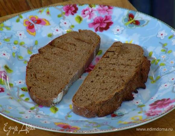 Разогреть сковороду-гриль и подсушивать хлеб с двух сторон до появления румяных полосок.