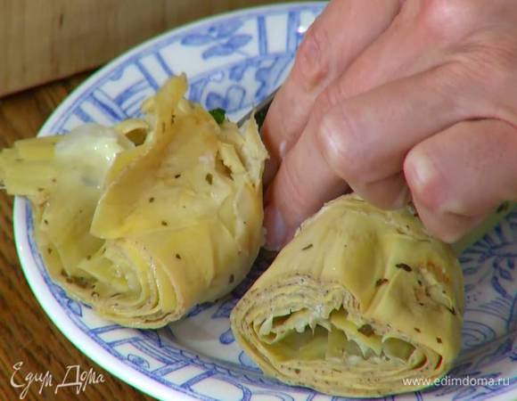 Артишоки разрезать вдоль пополам.