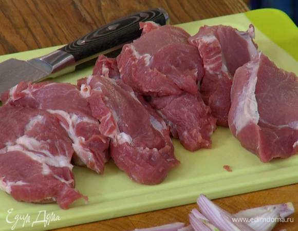 Свинину вымыть, просушить, нарезать стейками толщиной в 1 см, посолить и поперчить со всех сторон.