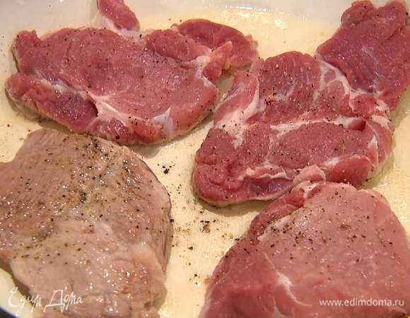 Разогреть в тяжелой, глубокой сковороде 1 ст. ложку оливкового масла и обжаривать мясо с двух сторон до появления золотистой корочки, затем выложить на тарелку.