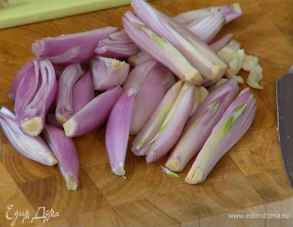 Шалот почистить и разрезать вдоль на 4 части.