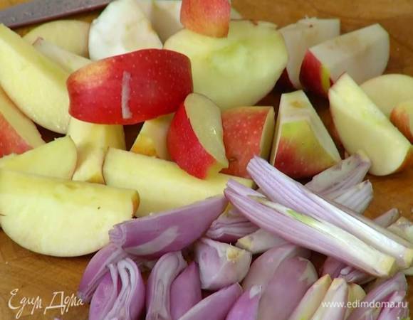 Яблоки, удалив сердцевину, нарезать крупными дольками.
