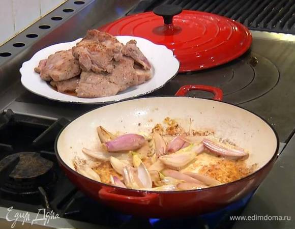В сковороде, где жарилось мясо, разогреть сливочное и оставшееся оливковое масло, выложить шалот, посолить его, затем добавить чеснок и обжарить все до золотистого цвета.