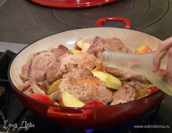 Выложить в сковороду с луком и чесноком яблоки, слегка обжарить, затем добавить обжаренную свинину, влить белое вино и дать алкоголю выпариться.