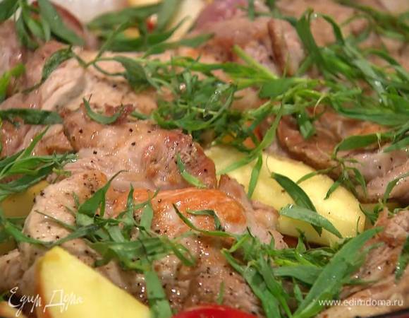 Листья тархуна оборвать (одну веточку оставить), посыпать мясо с овощами, накрыть сковороду крышкой и тушить все на медленном огне 40 минут.