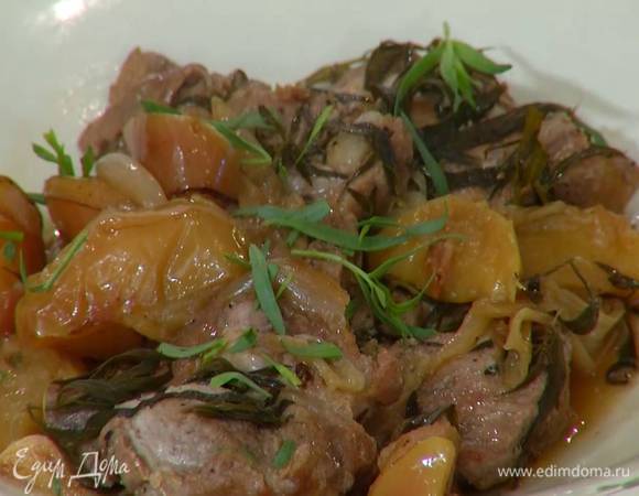 Готовое мясо посыпать оставшимися листьями тархуна.