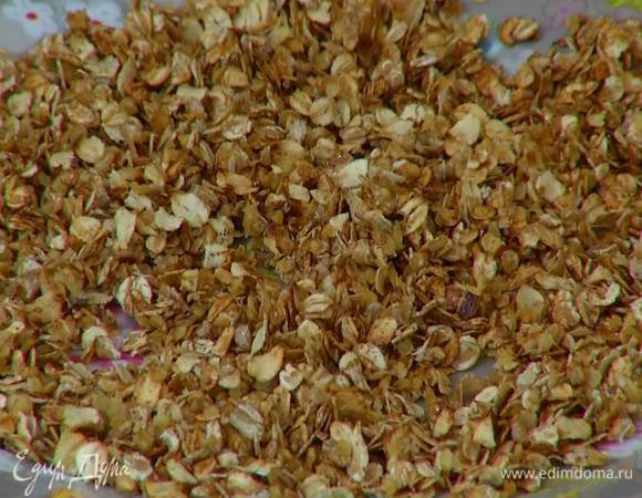Хлопья всыпать на разогретую сухую сковороду, добавить сахар и прогреть все на медленном огне, так чтобы хлопья закарамелизировались, затем остудить.