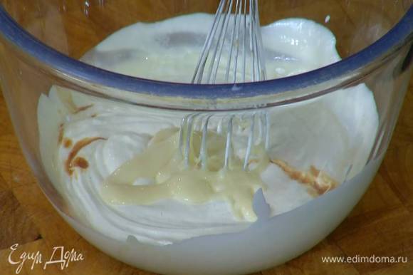 Приготовить крем: сливки взбить блендером с насадкой-венчиком, затем соединить со сгущенным молоком, влить ванильный экстракт и все перемешать.