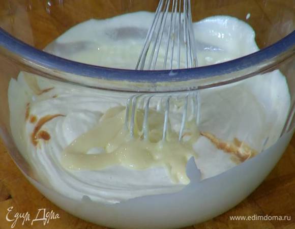 Приготовить крем: сливки взбить блендером с насадкой-венчиком, затем соединить со сгущенным молоком, влить ванильный экстракт и все перемешать.