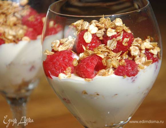 Сверху посыпать десерт хлопьями и поместить в холодильник на 20‒30 минут.
