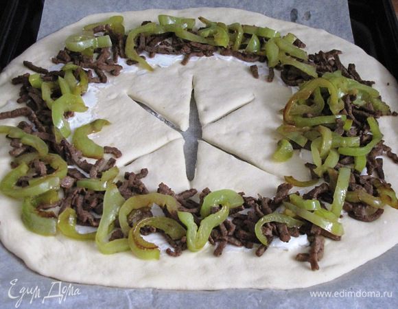На крем выложить обжаренное мясо, сверху на мясо — сладкий перец.