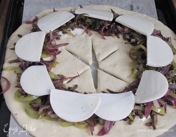 Затем красный лук и пластики моцареллы.