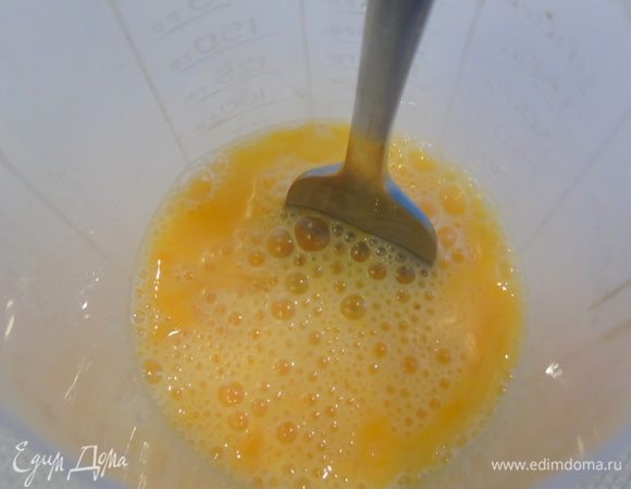  Итак, начнем. Яйца слегка взбиваем вилкой.