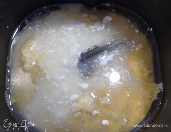 В хлебопечку вливаем воду, яйца и сливки жирные или же можете их заменить сметаной. 