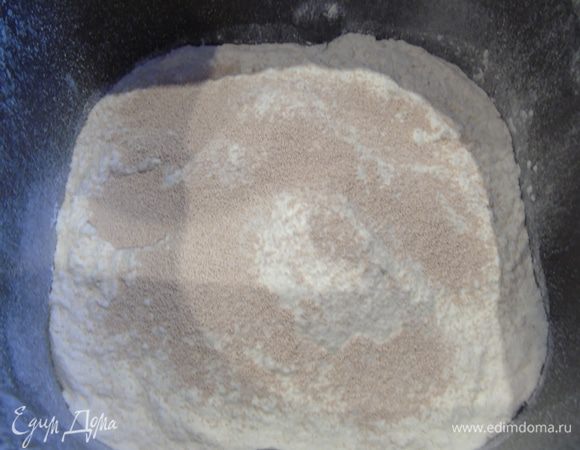 Всыпаем муку, сахар, соль, сухое молоко и дрожжи. Включаем режим замеса теста. Если же замес вручную, то месите до гладкости, чтоб тесто легко отходило от рук. Даем тесту 1 ча, чтобы подойти.