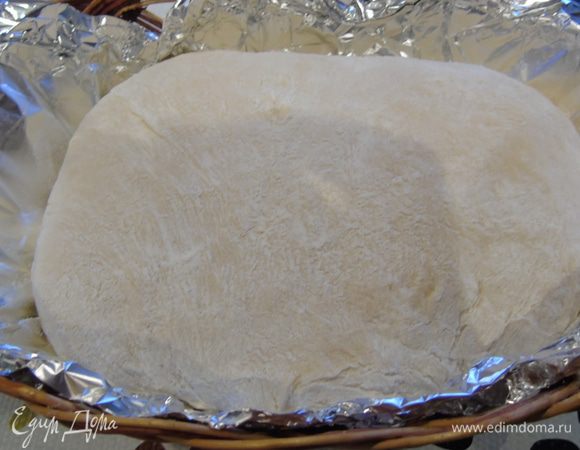 Затем формируем по своему желанию и, накрыв полотенцем, даем еще время, чтобы тесто увеличилось вдвое. А этим временем разогрейте духовку до 220°С.