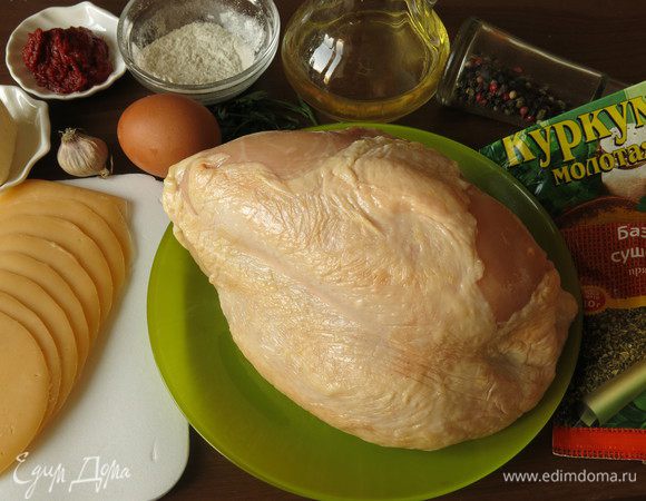 Сперва приготовим котлеты из куриного мяса, сливочного масла и яйца. В качестве вкусовой и цветовой добавки подойдет куркума, она придает осенний цвет блюду, в результате получаются котлеты-тыковки.