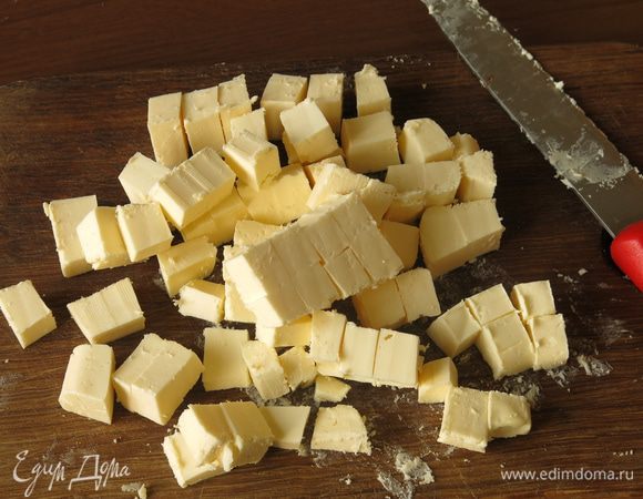 Нарезаем масло кубиками, если продукт подтаял, кладем его в морозильник, пока подготовим фарш.