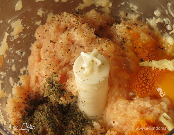 Вбиваем яйцо, кладем специи: куркуму, травы, соль, перец.