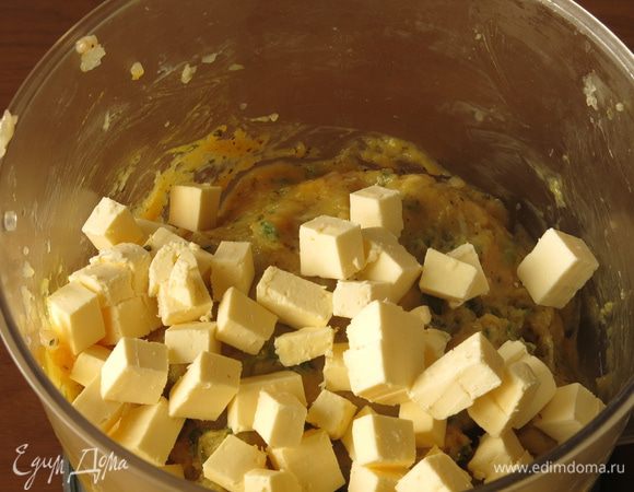 Вводим масло.