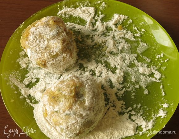 Формируем котлеты, должны получиться тыковки, не лепешки, панируем в муке.