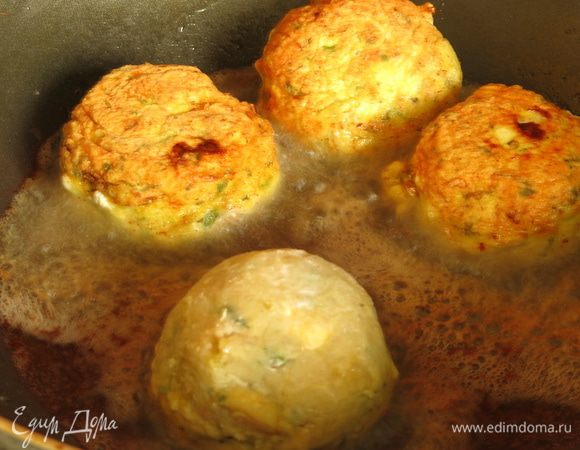 Обжариваем котлетки с двух сторон, по 5 минут с каждой. Котлеты оранжевого цвета.