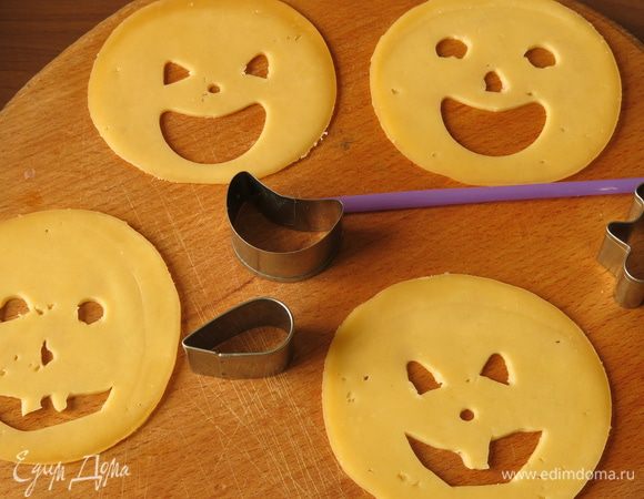 Пока жарятся котлеты, берем сыр пластинками, рекомендую взять нарезку круглого сыра. С помощью формочек, трубочки и просто ножом вырезаем мордочки.