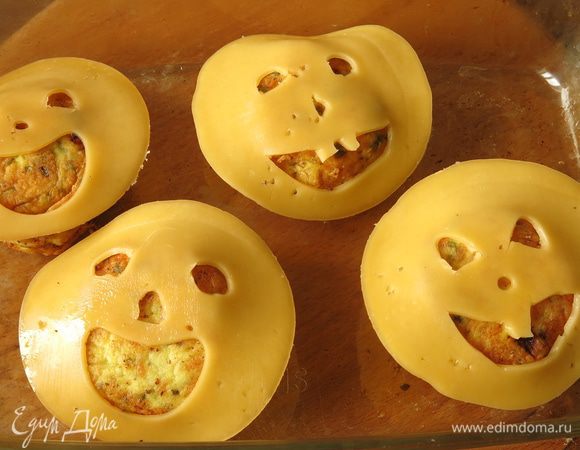 На котлеты кладем сыр, выкладываем так, чтобы пасть (ротик) был не с краю, а ближе к середине, иначе картинка нарушится. Запекаем при 150°С 3 — 4 минуты, пока сыр обхватит котлету.