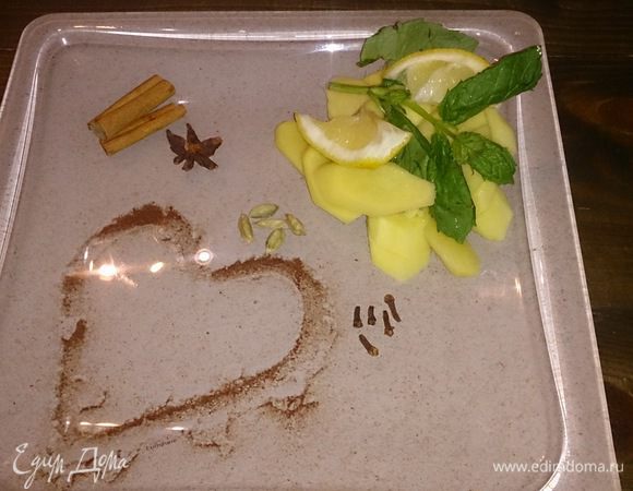 Нарезаем имбирь средними слайсами (сок лучше отдает), сверху кладем мяту и выжимаем пару капель лимонного сока, и пусть минутку постоит (так сказать, замаринуем), специи тоже подготавливаем.