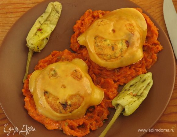 Выкладываем котлеты на соус, подаем на стол. Приятного аппетита!