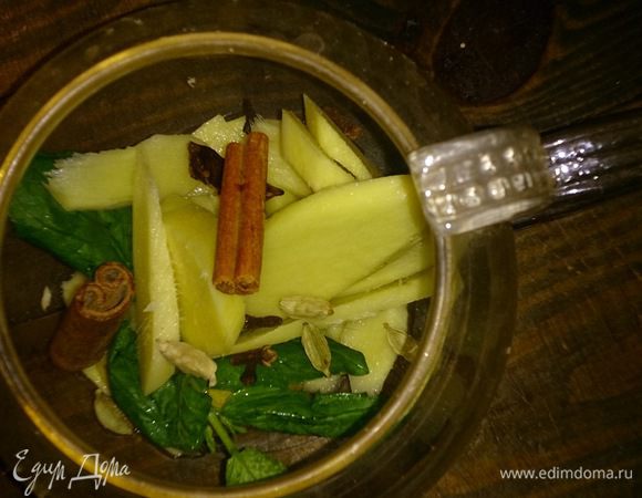 Обдаем заварочный чайник кипятком и кладем в него все ингредиенты, сразу закрываем крышкой и даем постоять минут 5 (чтобы все там распарить и открыть все специи).