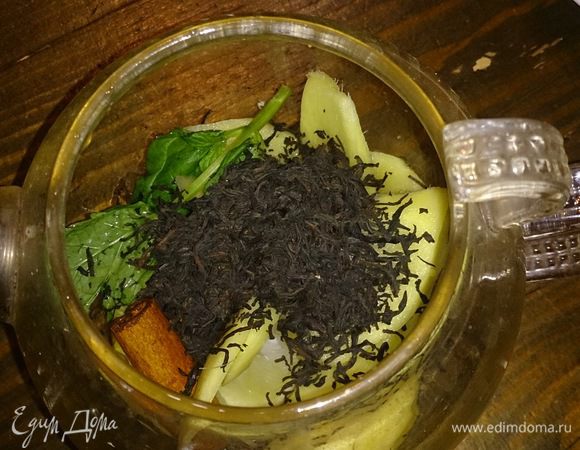 Засыпаем черный крупнолистовой чай.