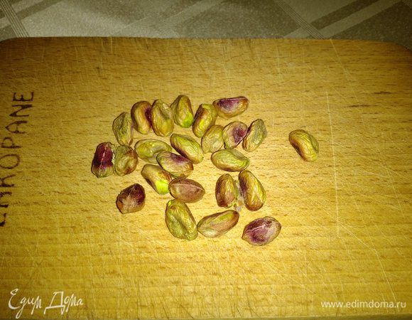 Орешки измельчить. Посыпать сверху.