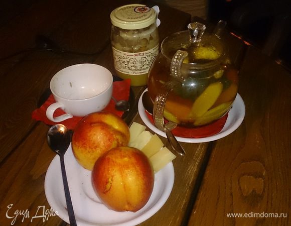 Даем настоятся минут 15 — 20, потом добавляем мед, и все, теперь можно наслаждаться! Пейте на здоровье и не болейте!
Сочные нектарины и твердый сыр — это просто мне в тот момент очень захотелось, хотя вместе с чаем они были тоже вкусны:)