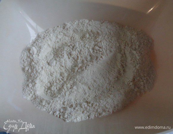 Смешать сухие ингредиенты (мука, соль, перец, разрыхлитель).