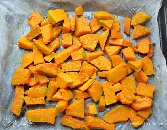 Тыкву помыть, очистить от кожуры, нарезать небольшими кусочками. Противень покрыть пекарской бумагой, смазанной растительным маслом, выложить тыкву и запекать в разогретой до 180°C духовке до готовности (мягкости) Время приготовления очень сильно зависит от сорта тыквы. У меня, к примеру, на это ушло около 45 минут.