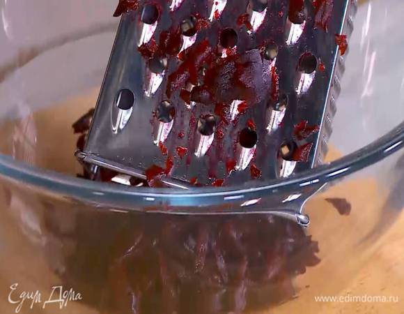 Свеклу предварительно отварить или запечь до готовности, затем почистить и натереть на крупной терке.